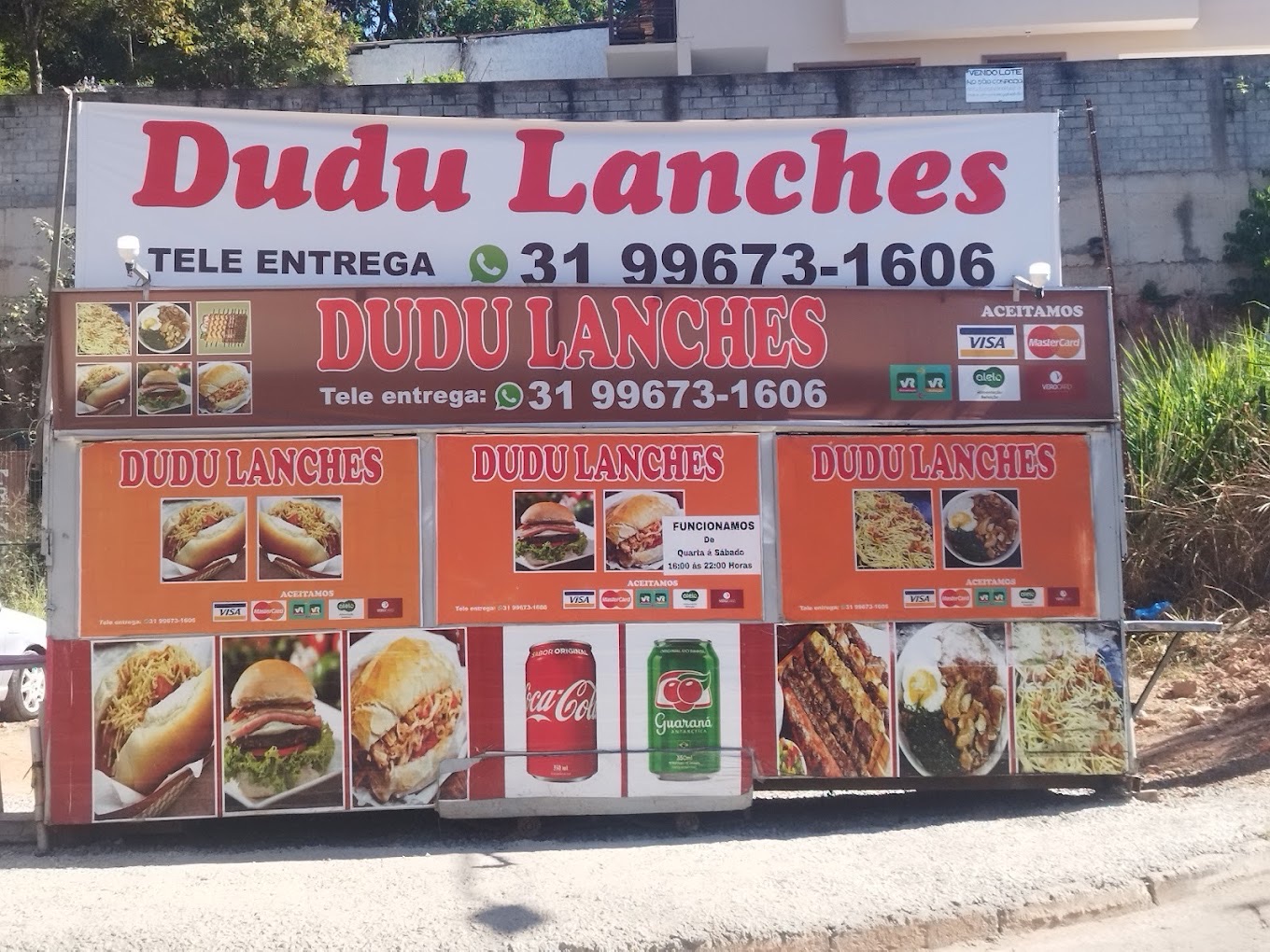 Trailer da Marmitex Dudu Lanches visto de frente